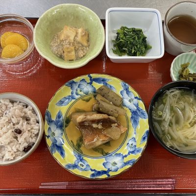 煮魚と赤飯