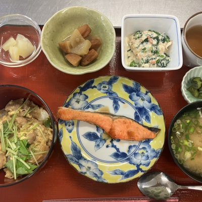 親子丼、鮭の塩焼き、白和え、大根の煮物