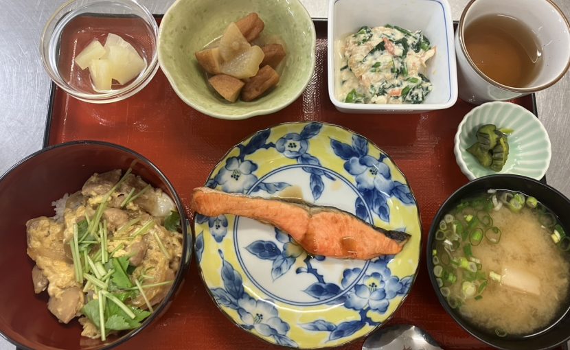 親子丼、鮭の塩焼き、白和え、大根の煮物