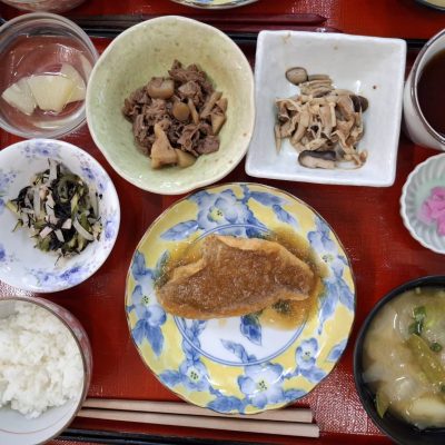 鯛のおろしあんかけ、こんにゃくと根菜類の入り煮、きのこのバターぽん酢焼き、ひじきのマリネ