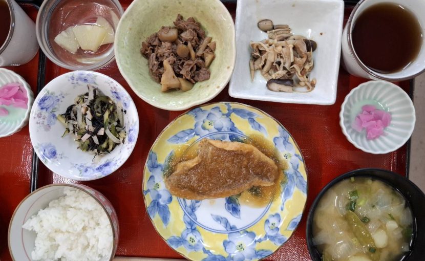 鯛のおろしあんかけ、こんにゃくと根菜類の入り煮、きのこのバターぽん酢焼き、ひじきのマリネ