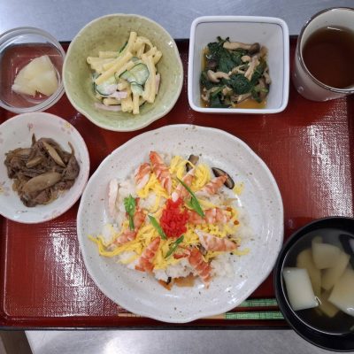五目寿司、牛肉と牛蒡の炒め物、煮浸しとサラダ