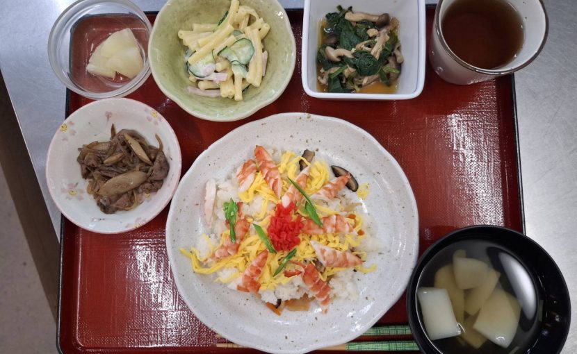 五目寿司、牛肉と牛蒡の炒め物、煮浸しとサラダ