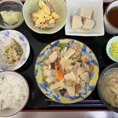 八宝菜、高野豆腐の煮物、胡瓜の酢物、卵とソーセージの炒め物