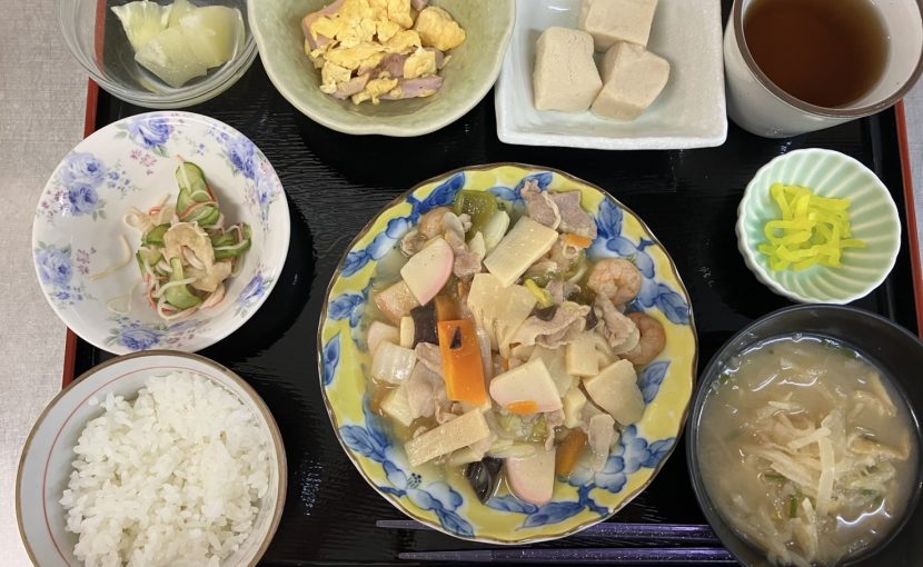 八宝菜、高野豆腐の煮物、胡瓜の酢物、卵とソーセージの炒め物