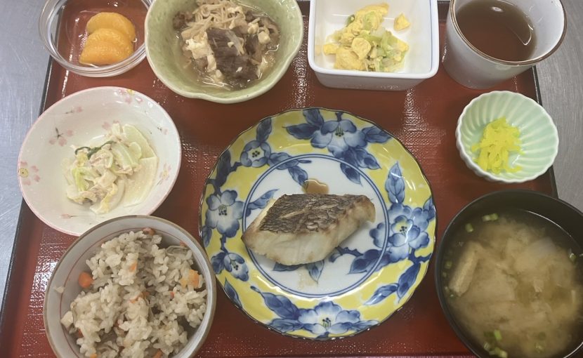 鯛の塩焼き、舞茸ご飯、白菜とツナの和物、肉豆腐、長ネギと卵の炒め物
