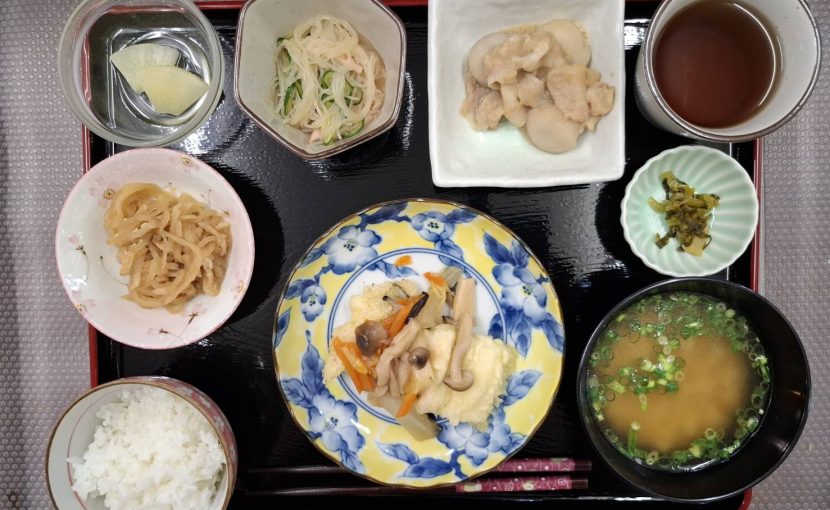 白身魚のてんぷら野菜あんかけ、里芋と豚肉の味噌煮、千切大根、春雨サラダ、味噌汁