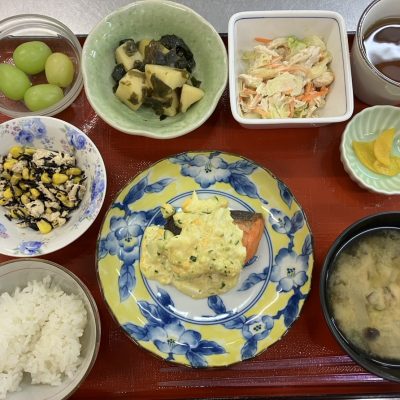 鮭のムニエルのタルタルソースがけ