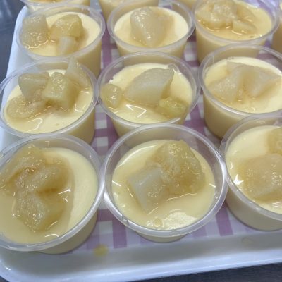 桃のコンポートを乗せたプリン