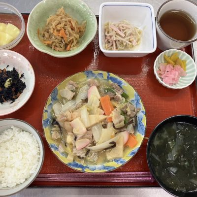 八宝菜、切り干し大根の煮物、ヒジキの炒り煮、もやしのナムル