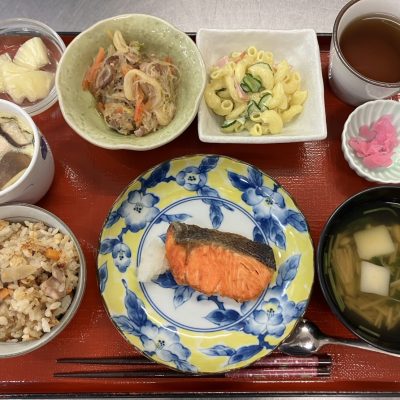 鮭の塩焼き、茶碗蒸し、炊き込みご飯