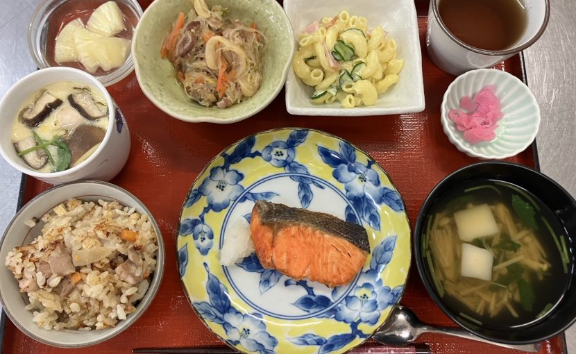 鮭の塩焼き、茶碗蒸し、炊き込みご飯