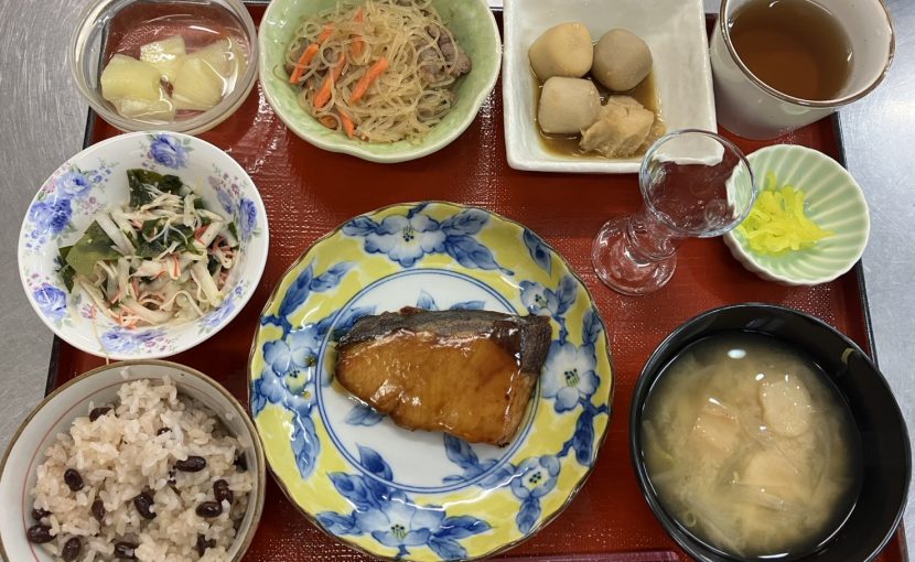 赤飯と鰤の照り焼き