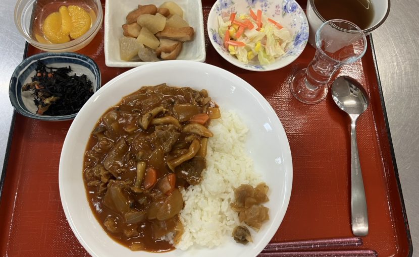 ハヤシライス、コールスローサラダ、ひじきの炒め煮、大根の煮物