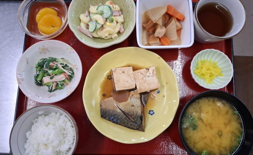 サバの煮付け、マカロニサラダ、大根と人参の煮物、小松菜のポン酢マヨネーズ和え、味噌汁