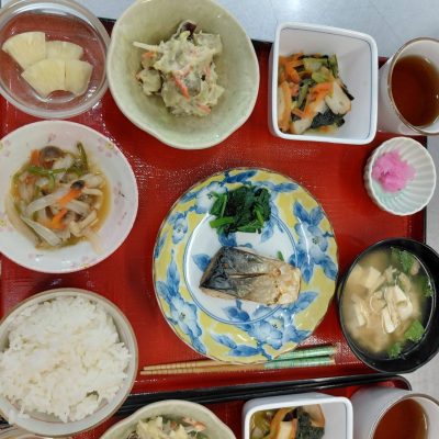 鯖の塩焼き、さつま芋の牛蒡サラダ、小松菜の煮物、野菜の炒め物、味噌汁