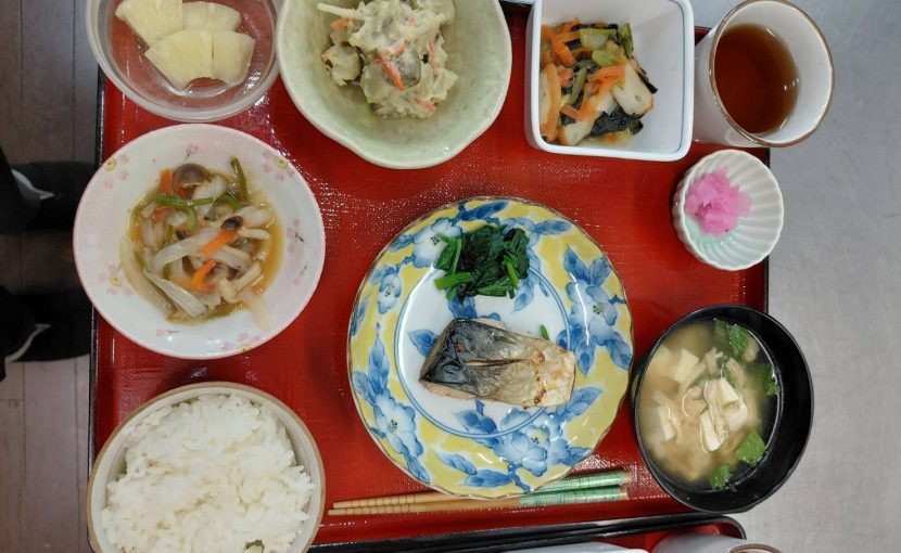 鯖の塩焼き、さつま芋の牛蒡サラダ、小松菜の煮物、野菜の炒め物、味噌汁