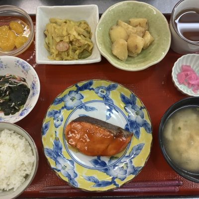 鮭の照り焼き、じゃがいものおかか和え、わかめときゅうりの酢の物、キャベツとウィンナーのカレーいため