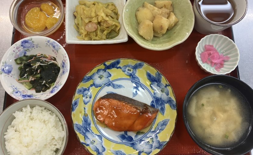 鮭の照り焼き、じゃがいものおかか和え、わかめときゅうりの酢の物、キャベツとウィンナーのカレーいため