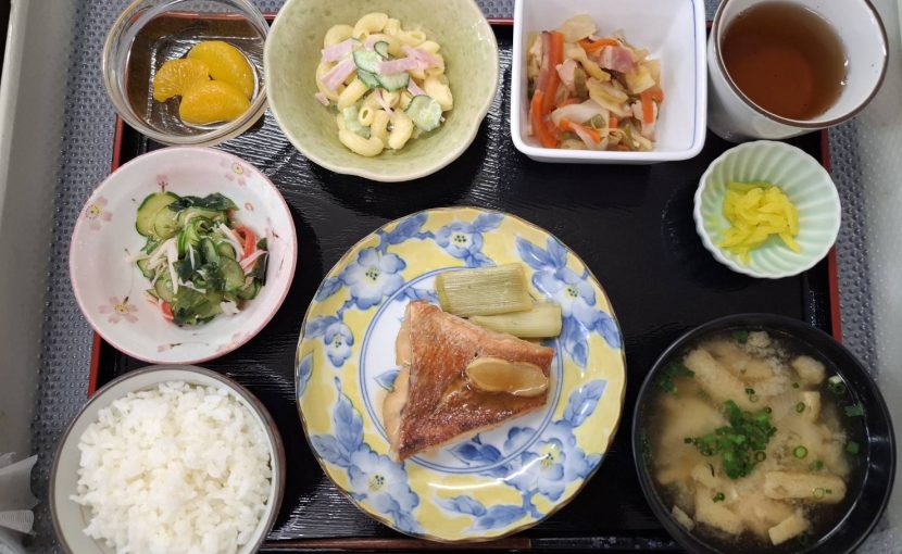 赤魚の煮付け、野菜炒め、マカロニサラダ、きゅうりの酢の物、味噌汁